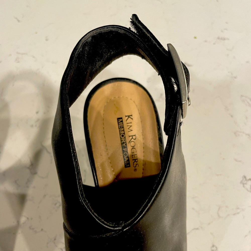 Kim Roger’s black heel